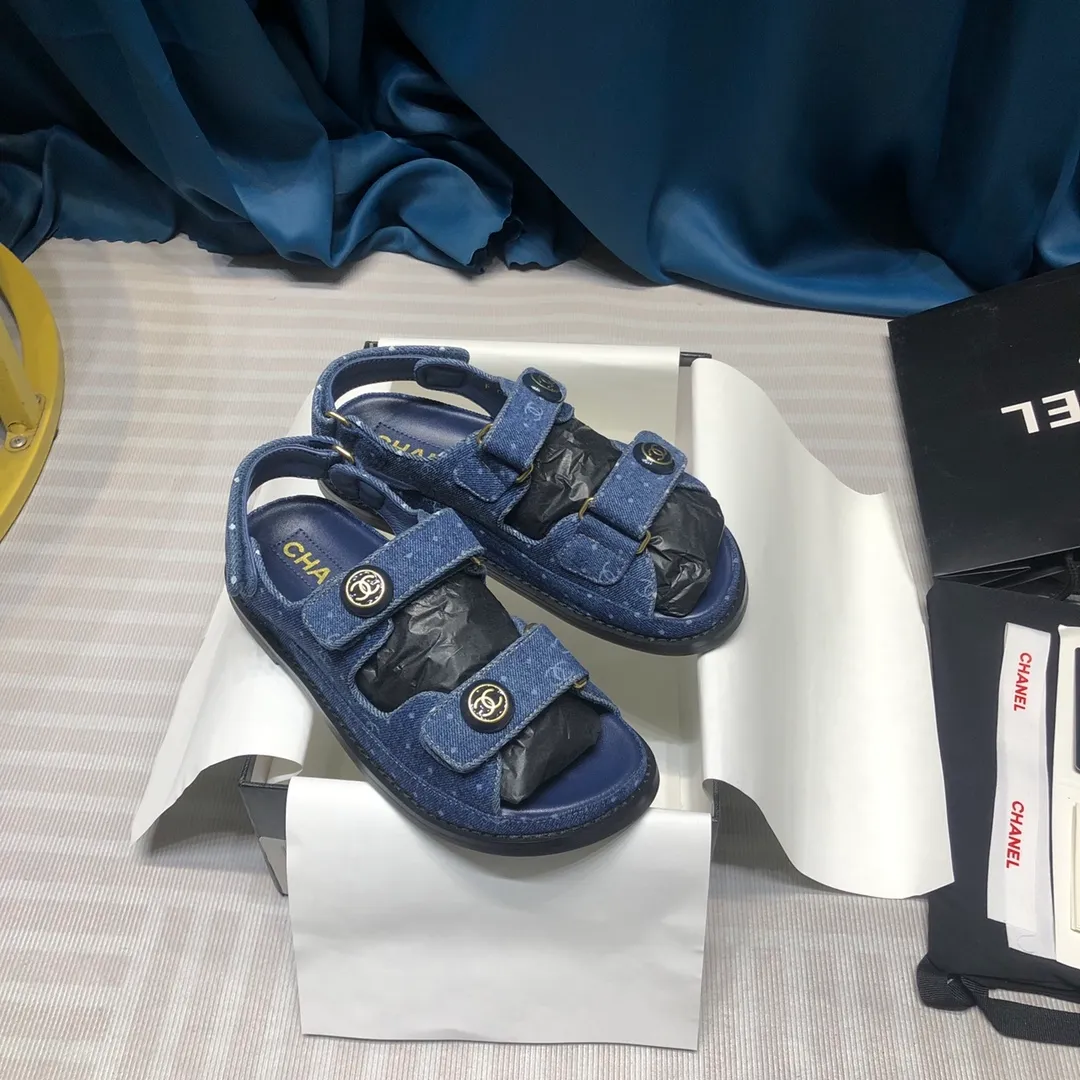 👟👟Ex-factory price 480👟👟Chanel 2020ss new Velcro sandals, top counter quality (welcome🆚comparison)💪 ⚠️As Chanel's classic shoe king, it is a hot item every summer. Once you start wearing sandals in summer, sports shoes will be relegated to the sidelines! Haha, the pattern will change a little every year, ⚠️2020 Chanel Spring and Summer New Season Double C Velcro Casual Sandals, 💯The upper adds more fashionable elements of Xiaoxiang, ⚠️Lingge electric embroidery. The upper is cowhide and the lining is sheepskin. It is comfortable and breathable to wear. It is very comfortable and versatile. ⚠️A very comfortable sandal for the feet! Size 35-40 (custom-made for 41)